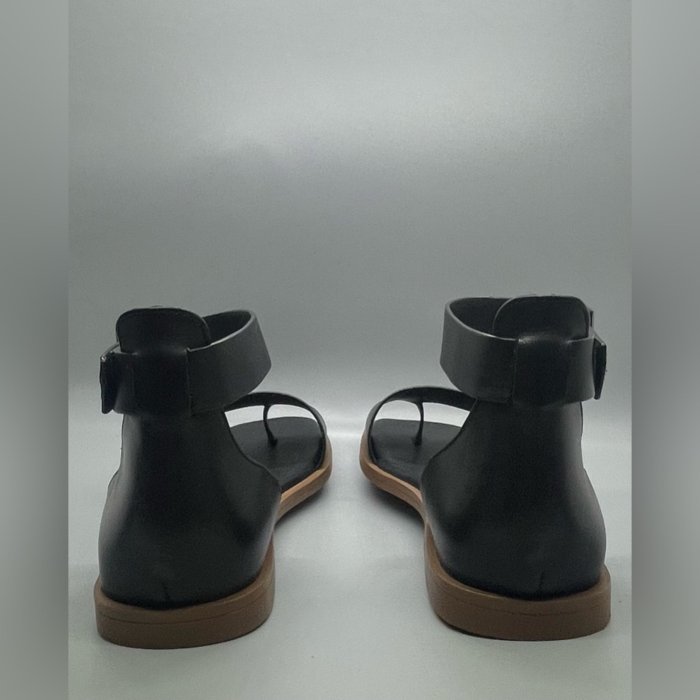 BRAND NEW! The Mira’s is a luxe leather toe loop sandal